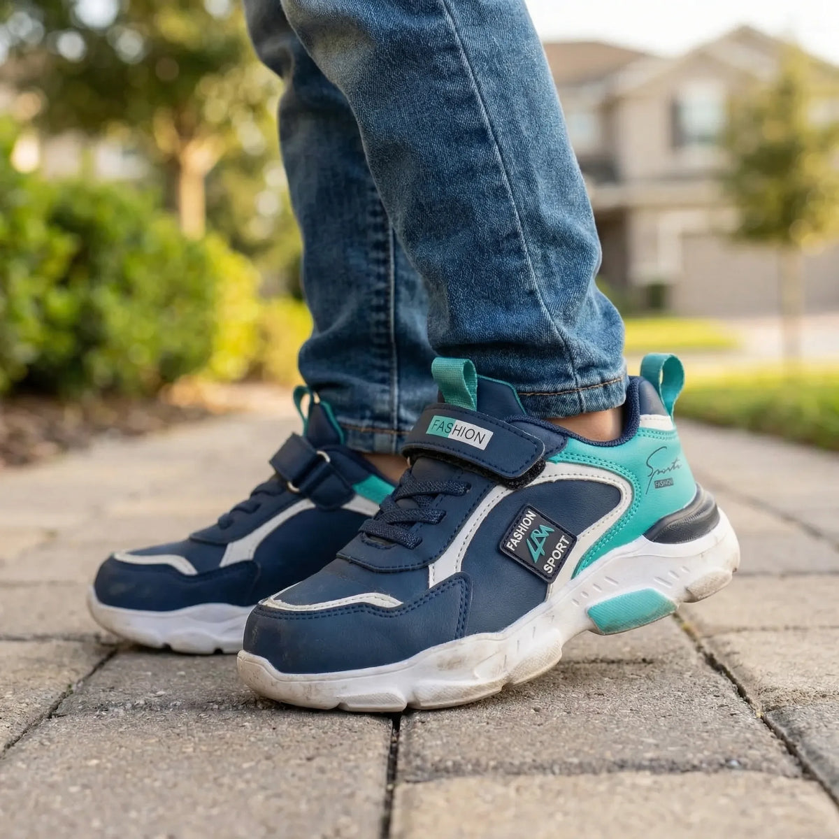 Kindersportschuhe mit atmungsaktiver Oberfläche und Klettverschluss
