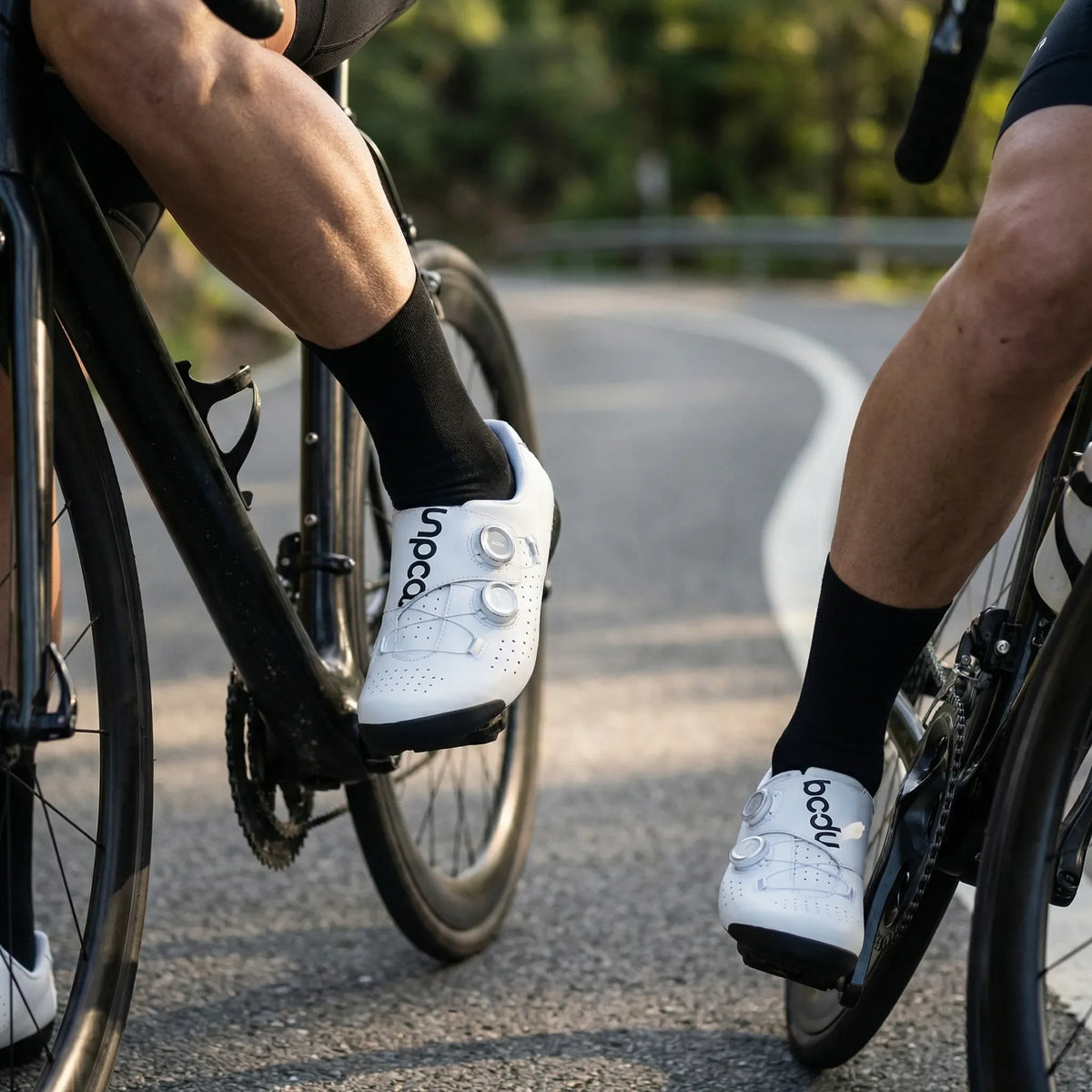 Ultraleichte Rennradschuhe mit starrer Sohle und ATOP-Drehreglern