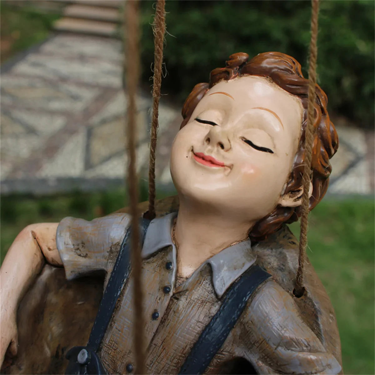 Schaukel-Junge Skulptur handgemalt mit Details
