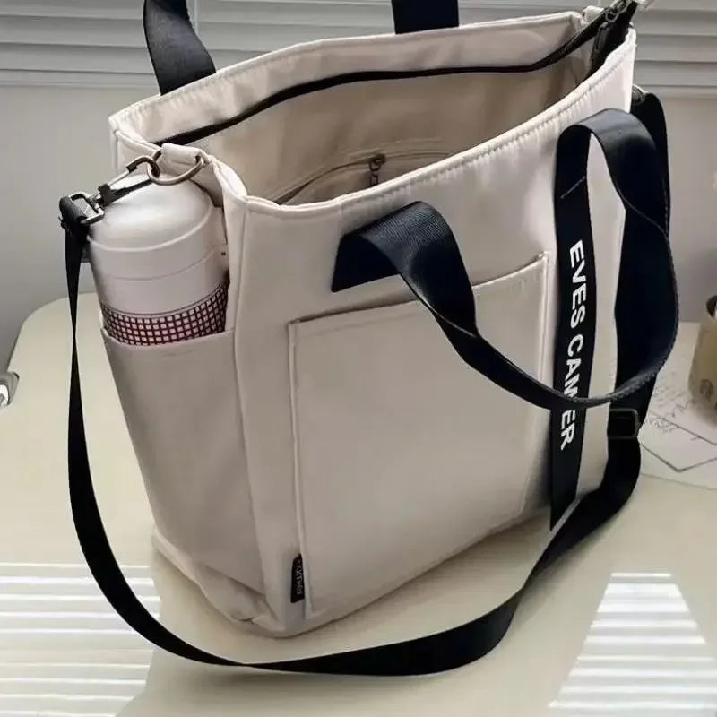 Große Shopper-Tasche mit wasserabweisendem Material und Seitenfach für Flaschen