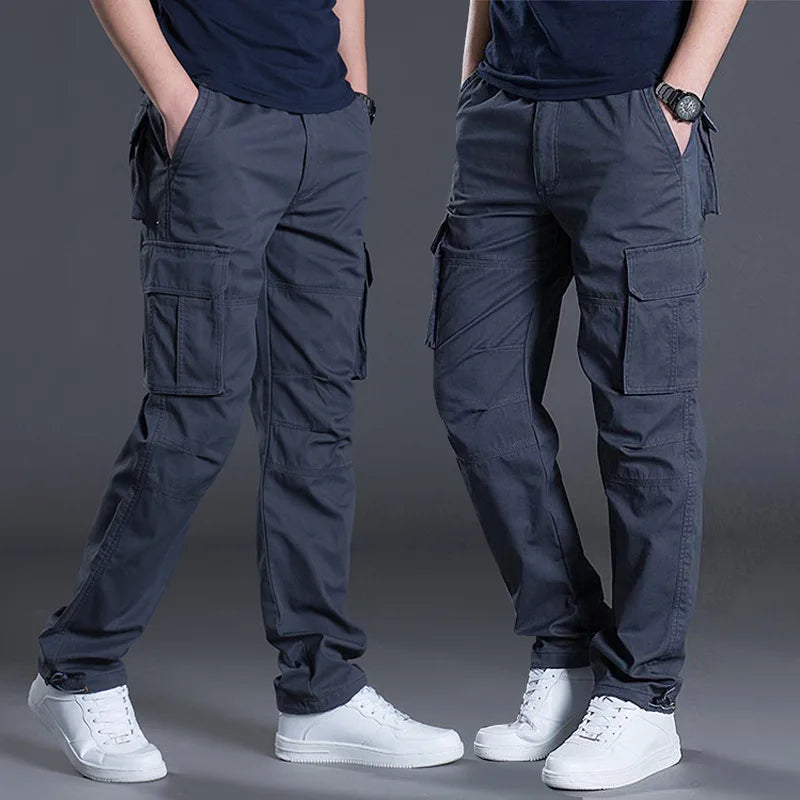 Herrencargohose mit mehreren Klapptaschen und geradem Schnitt