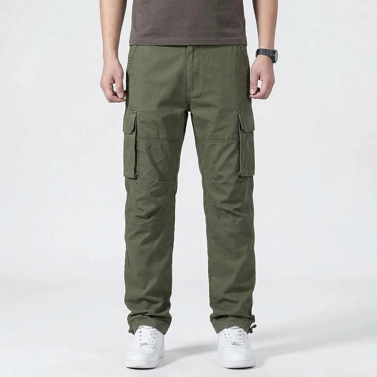 Herrencargohose mit mehreren Klapptaschen und geradem Schnitt