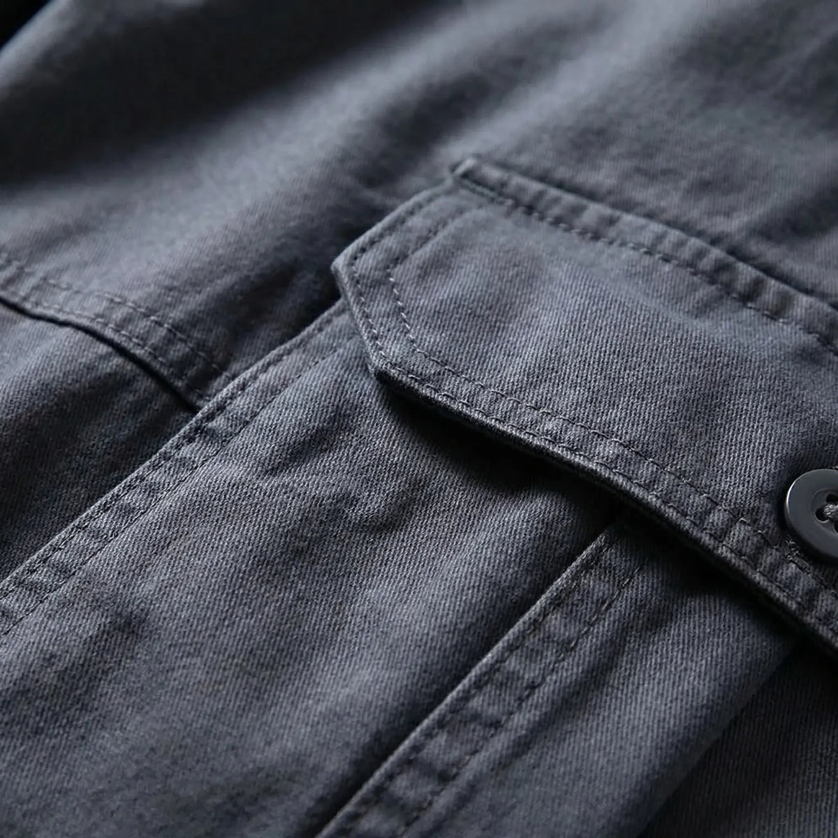 Herrencargohose mit mehreren Klapptaschen und geradem Schnitt