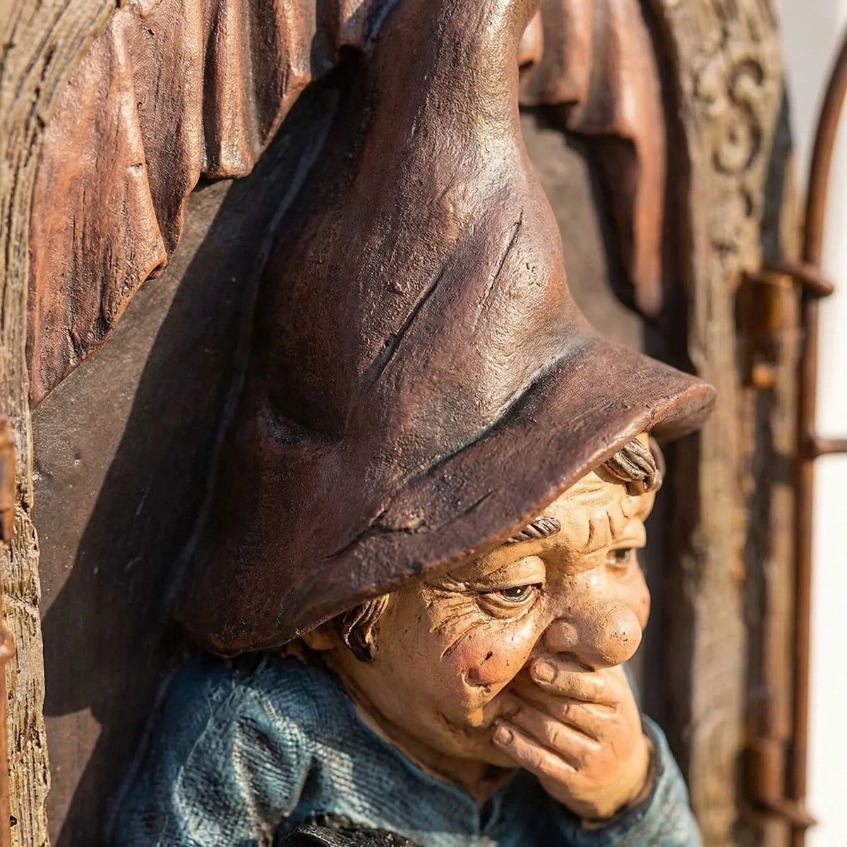 Verspielte Elfen-Gartenstatue mit Baumumarmungs-Design wetterfest