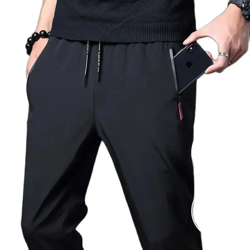 Schmale Jogger-Hose mit elastischem Bund und Reißverschlusstaschen