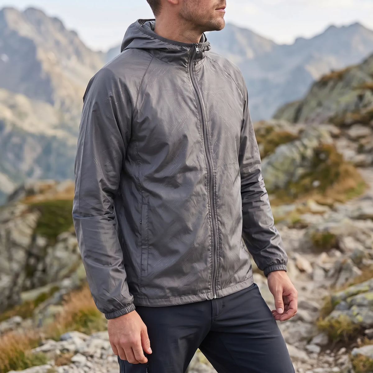 Leichte Windjacke mit Kapuze wasserabweisend und packbar
