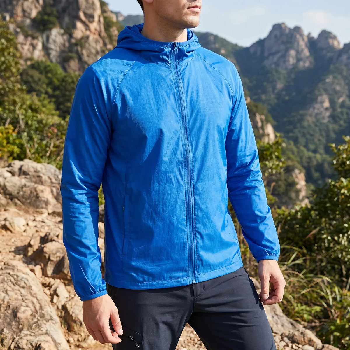 Leichte Windjacke mit Kapuze wasserabweisend und packbar