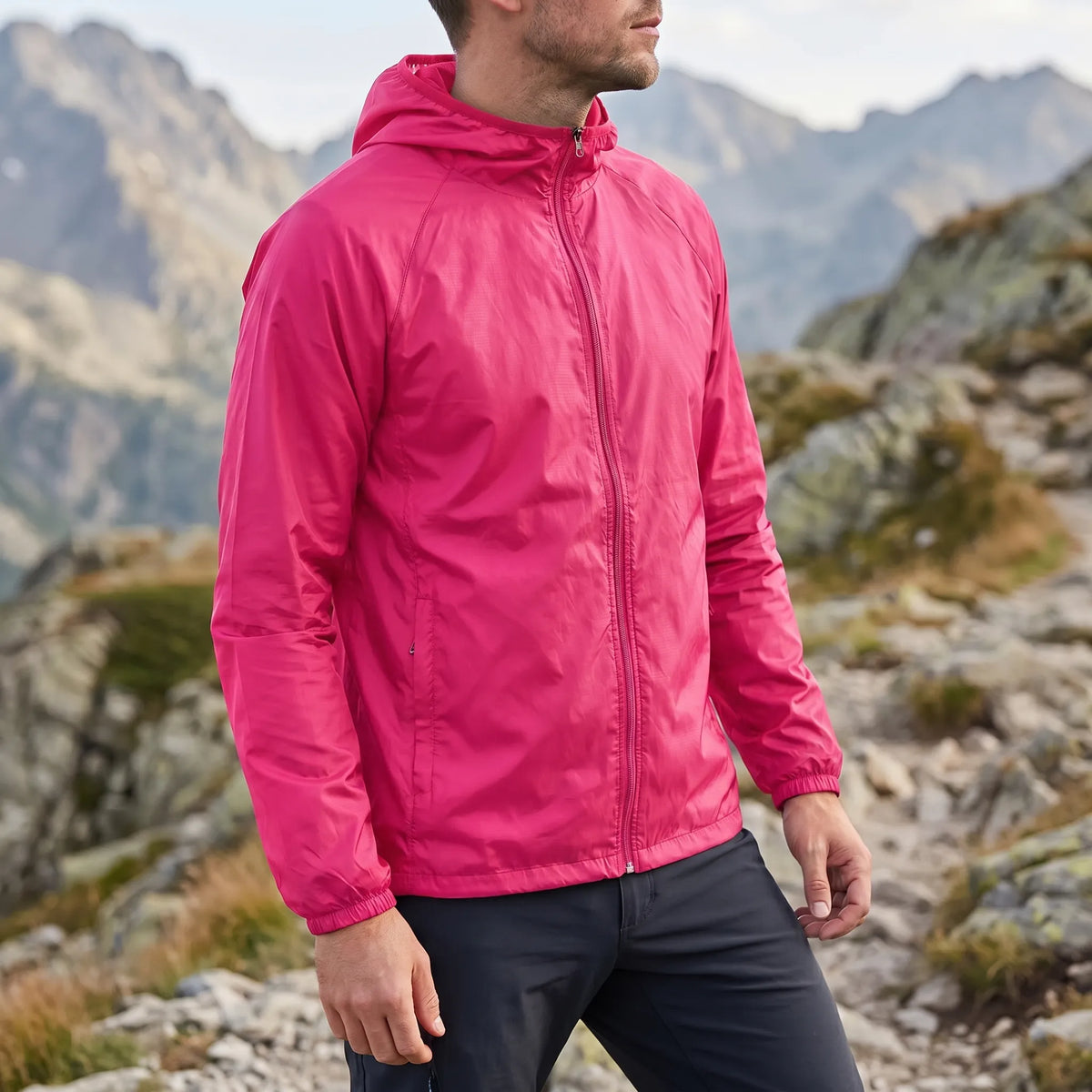 Leichte Windjacke mit Kapuze wasserabweisend und packbar