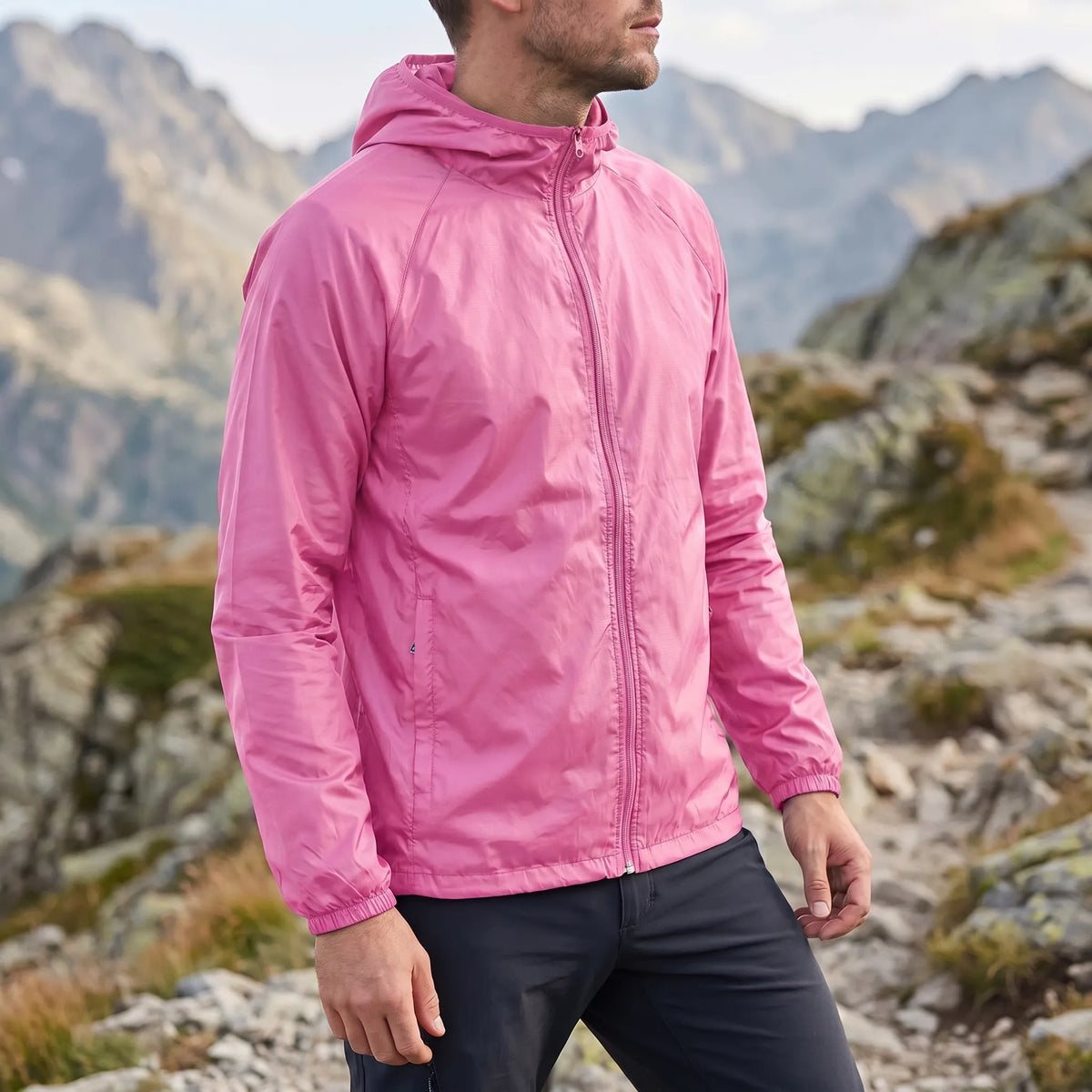 Leichte Windjacke mit Kapuze wasserabweisend und packbar