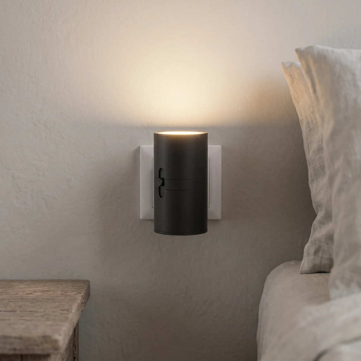 Norvia | Steckdosenlampe mit freier Nachbarbuchse