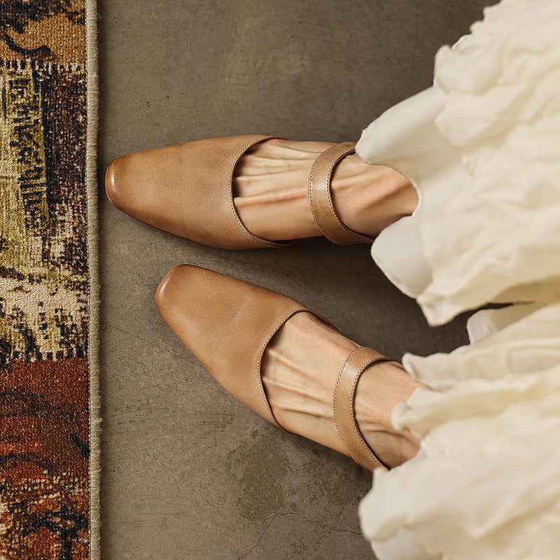 Amelie Ledermules mit quadratischer Zehenpartie