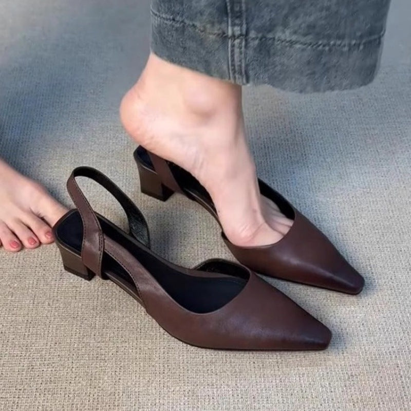 Sandalen – spitze Vorderkappe, dicker Absatz, minimalistisch