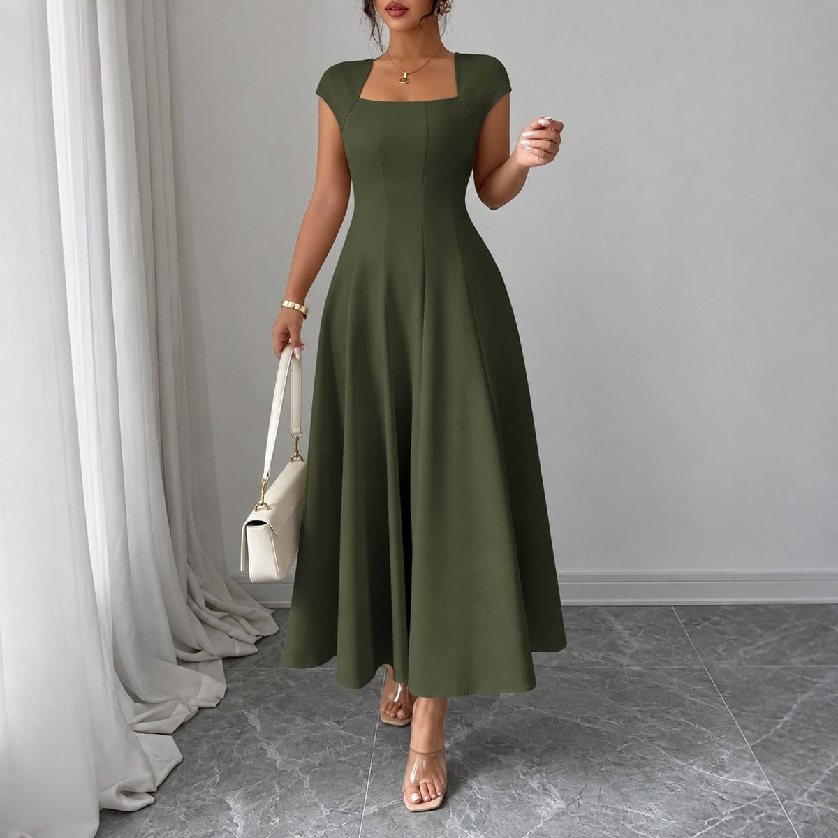 Kleid mit quadratischem Ausschnitt und ausgestelltem Rock