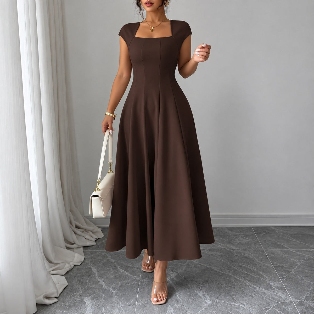 Kleid mit quadratischem Ausschnitt und ausgestelltem Rock