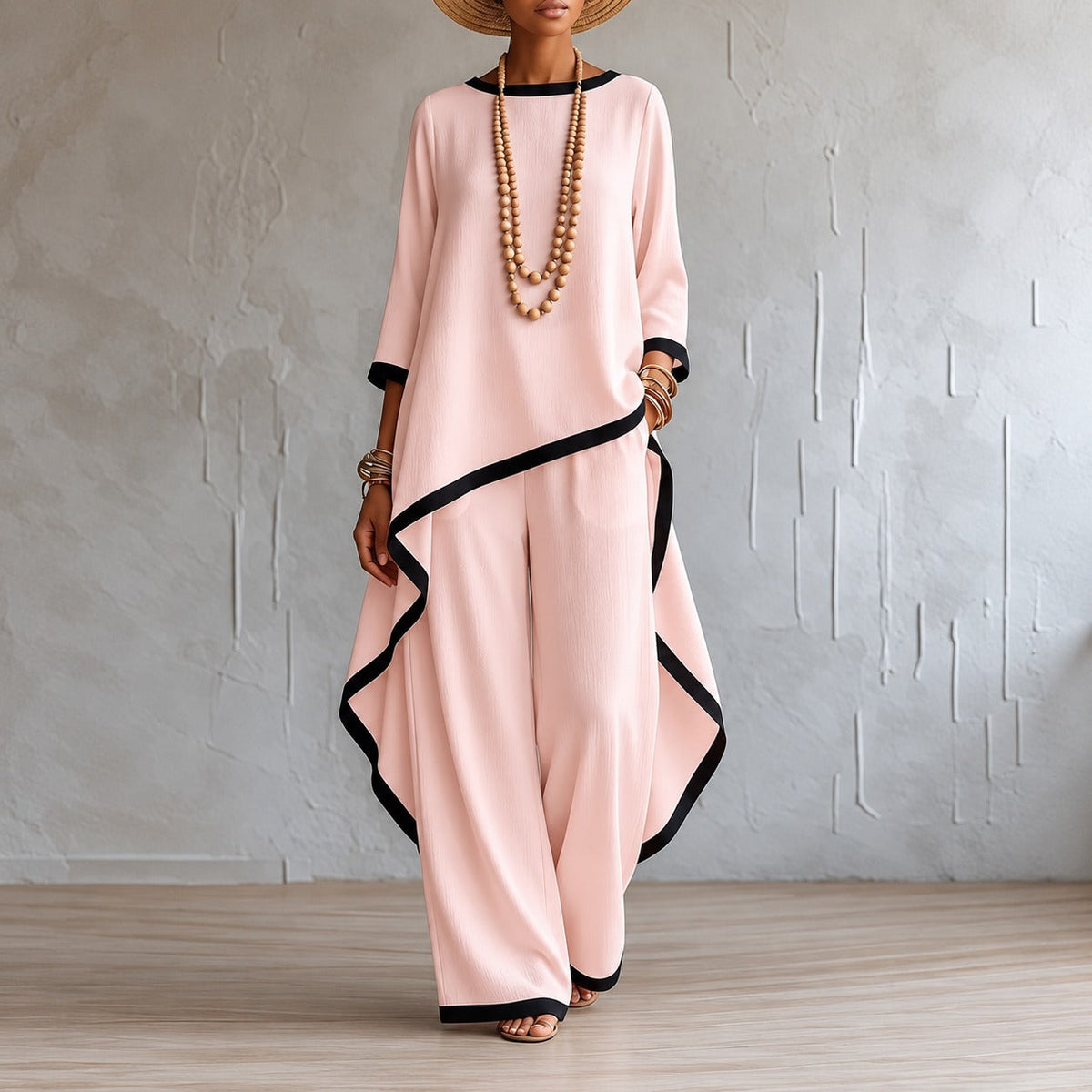 Set mit asymmetrischer Bluse, Bundfaltenhose und kontrastierenden Details