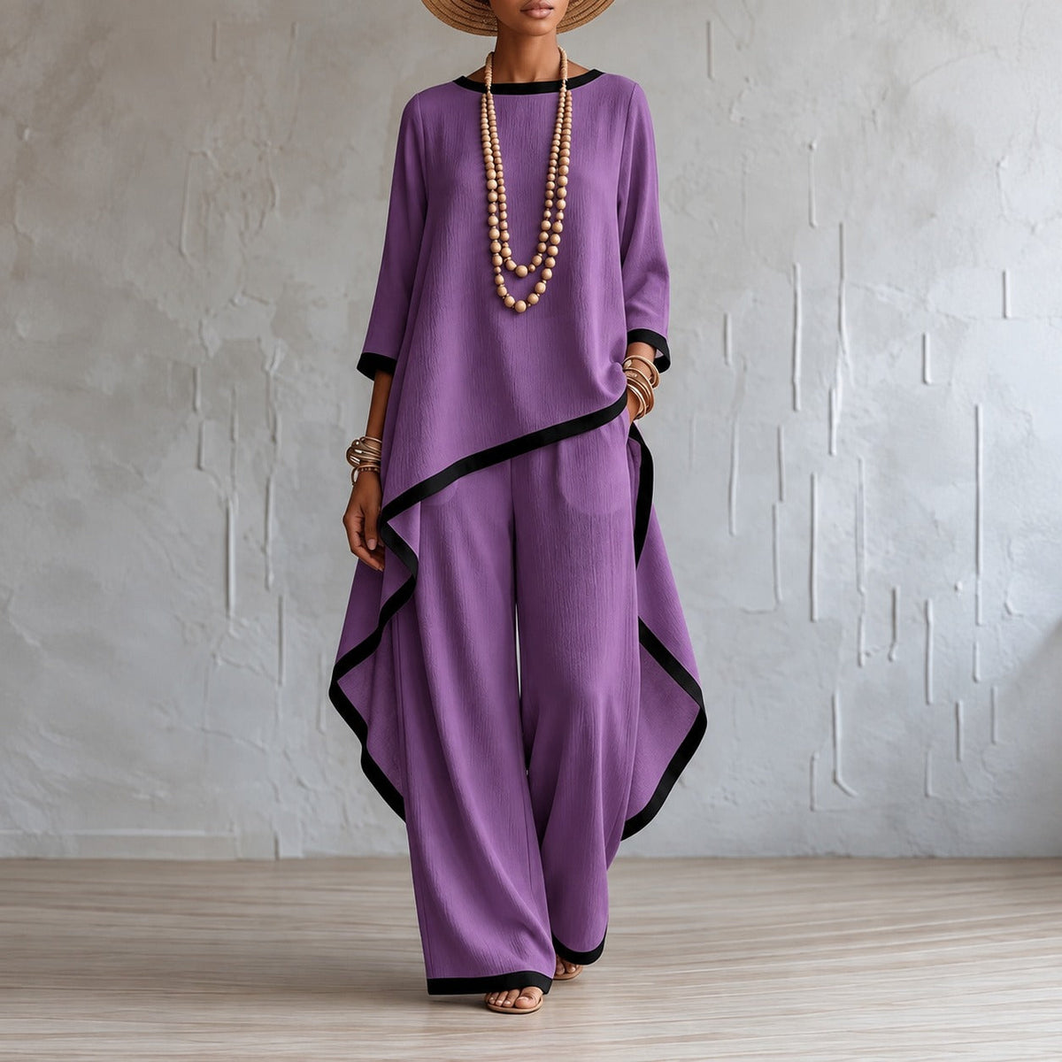 Set mit asymmetrischer Bluse, Bundfaltenhose und kontrastierenden Details