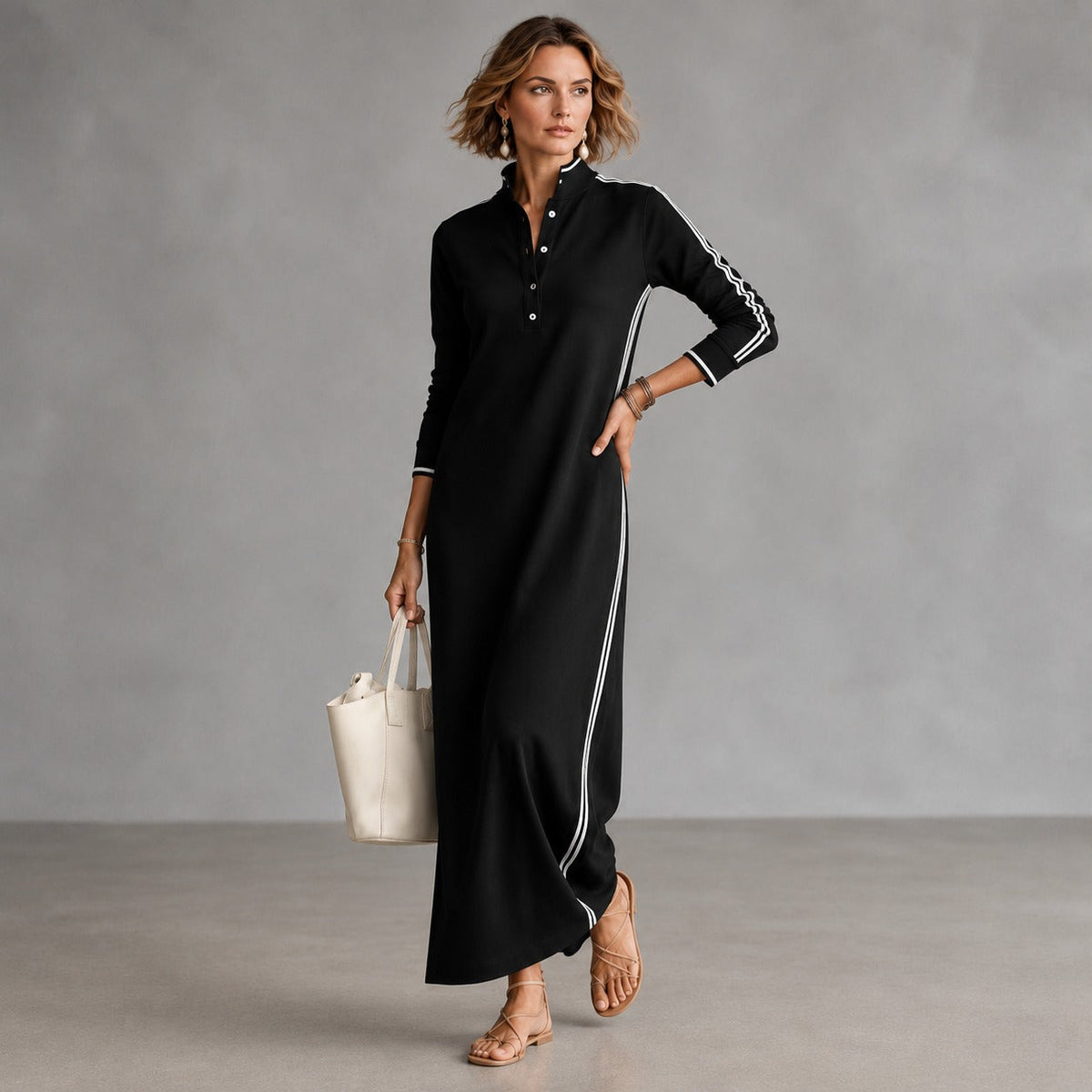 Kleid mit Polokragen, seitlichen Streifen und langer Schnittform