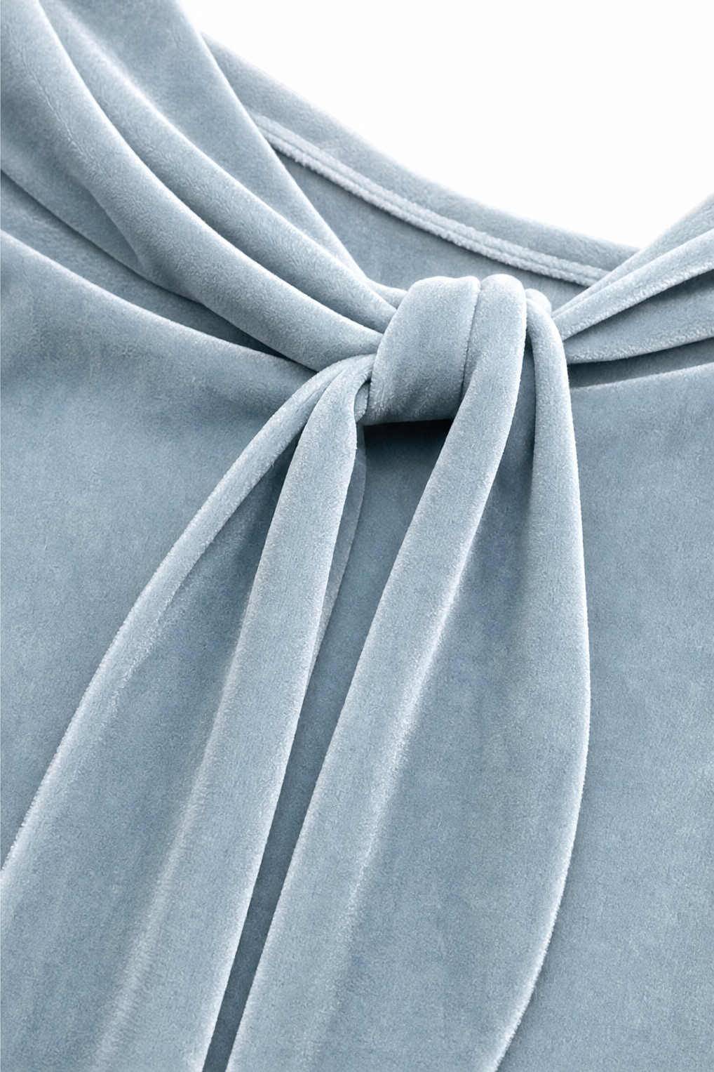 Samt-Bluse mit Schleifenkragen in entspannter Passform