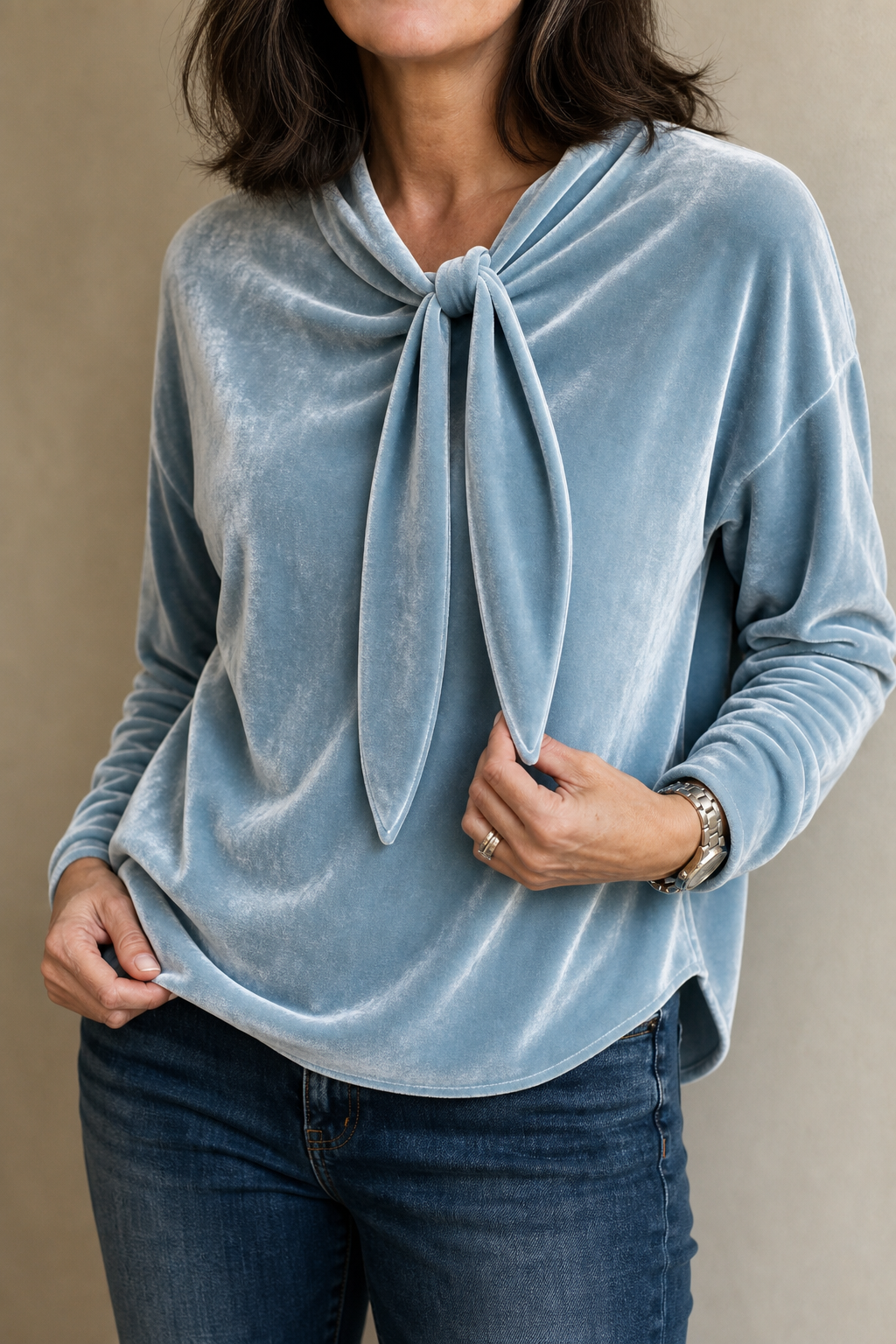 Samt-Bluse mit Schleifenkragen in entspannter Passform