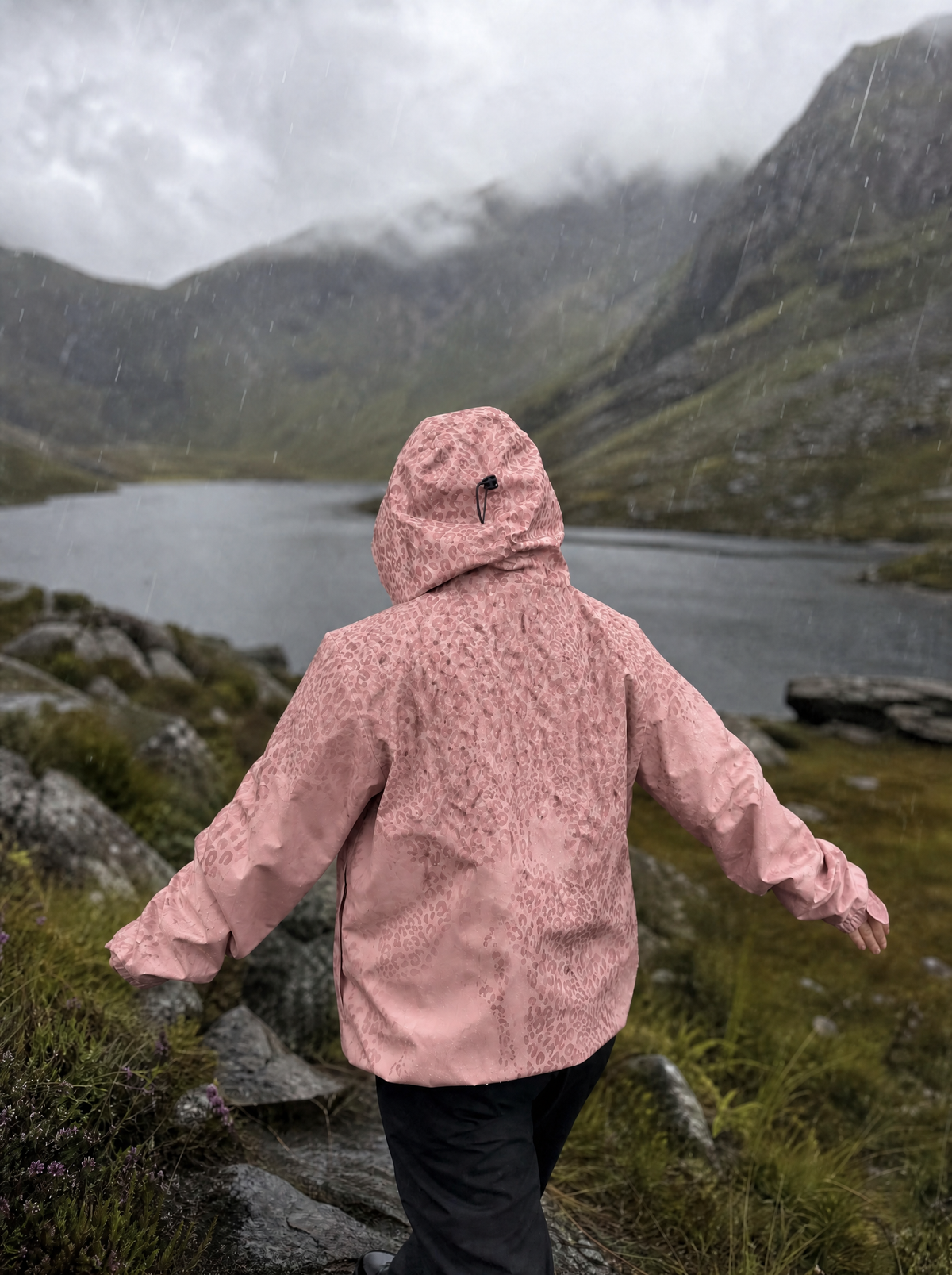 Regenjacke Damen mit verstecktem Leoparden-Print