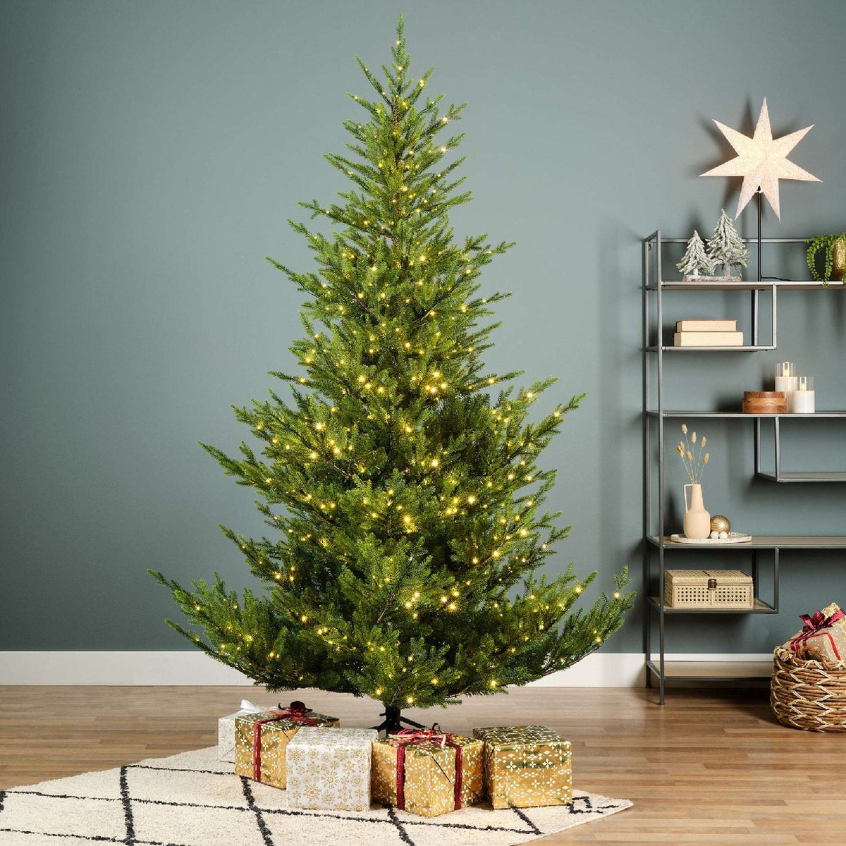 Premium Weihnachtsbaum mit LED – Grün oder verschneit
