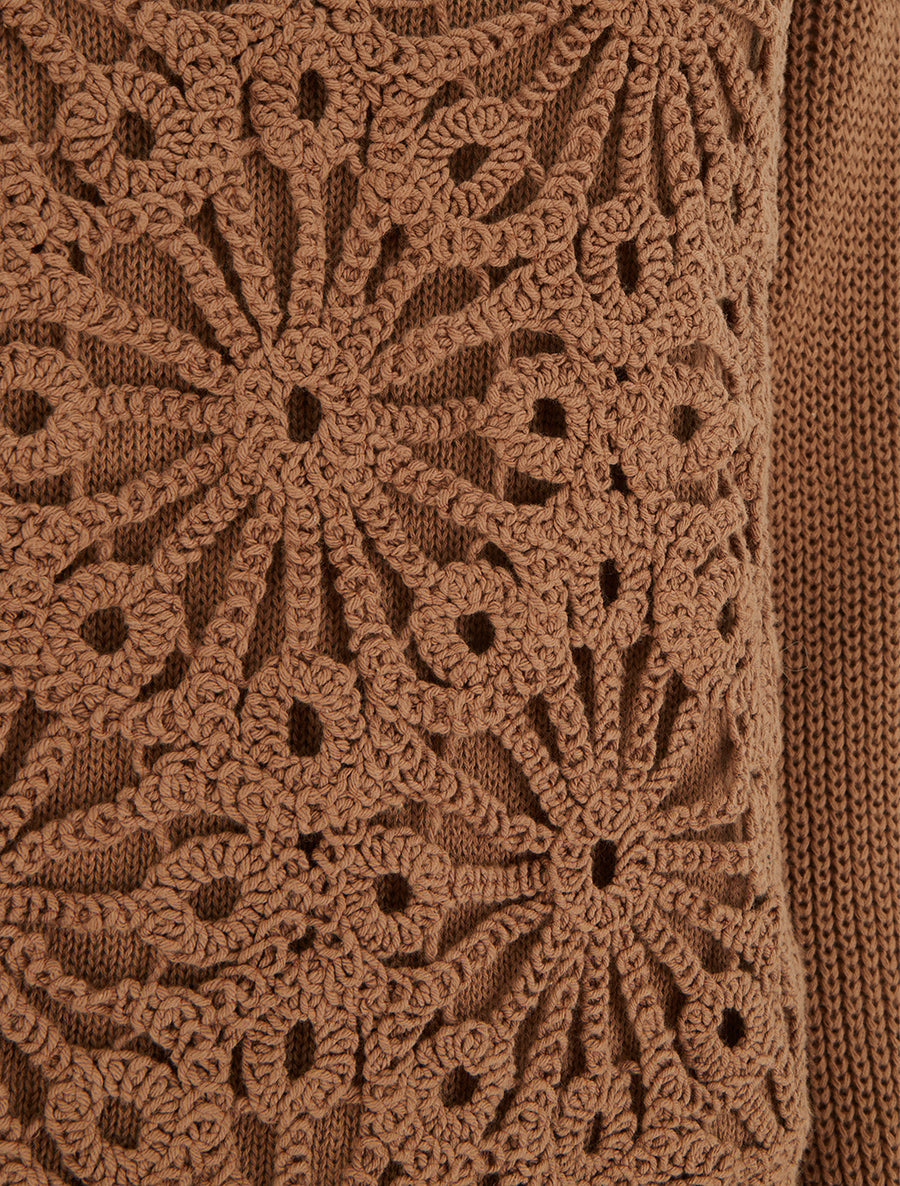 Baumwollpullover mit Rundhalsausschnitt und Makramee-Strick