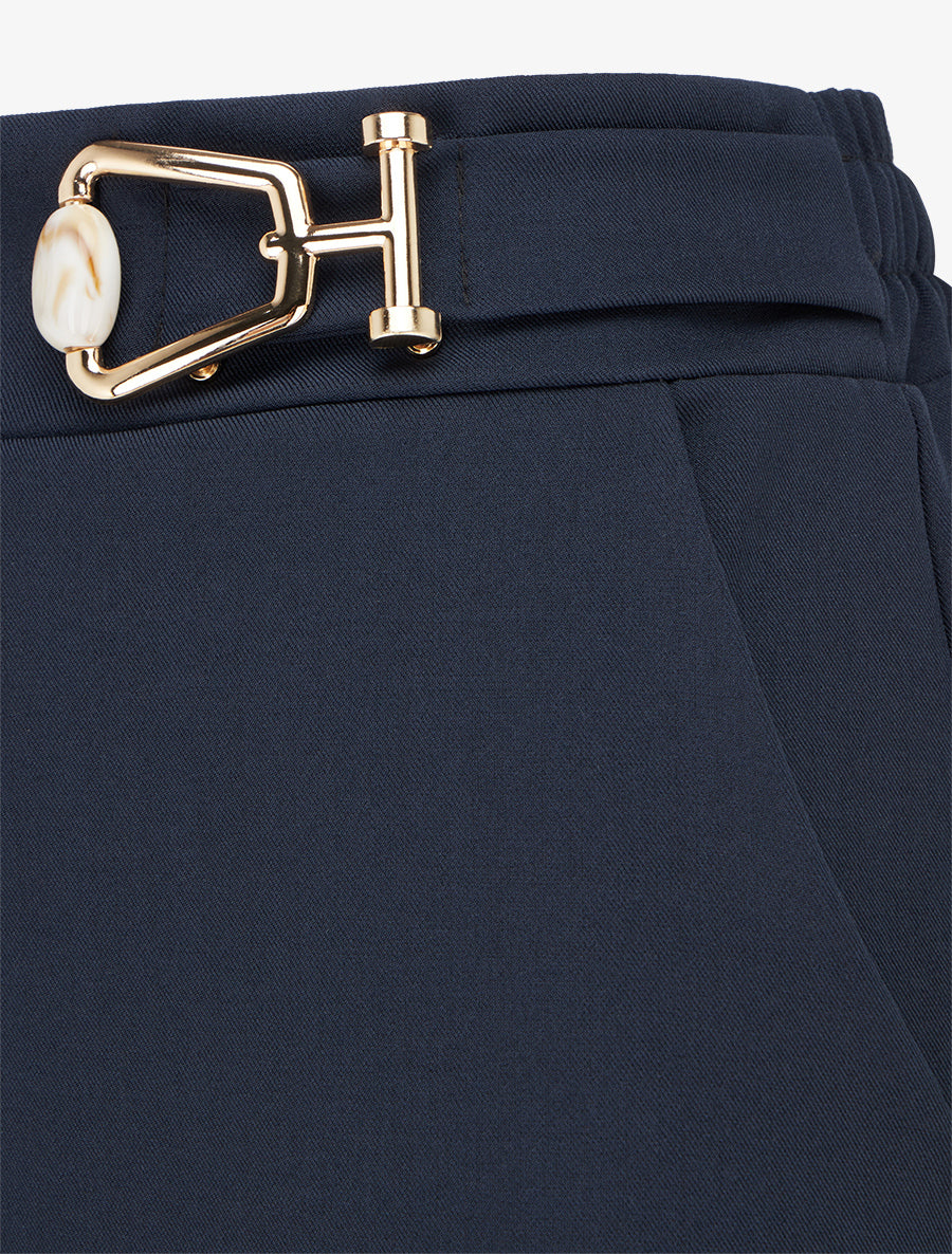 Fließende Hose mit hoher Taille und Schmuck