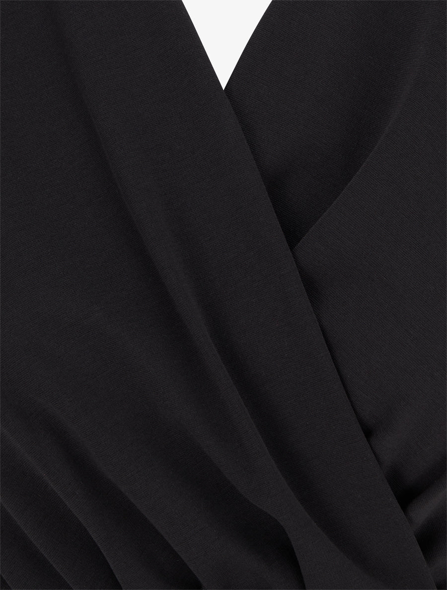 Figurbetontes Kleid mit Wickelkragen und Drapierung