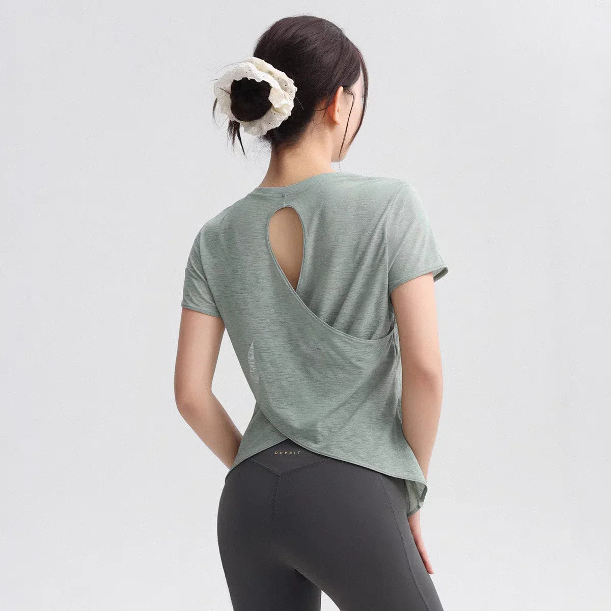 Kurzarm-Fitness-Top atmungsaktiv mit Rückenausschnitt für Yoga