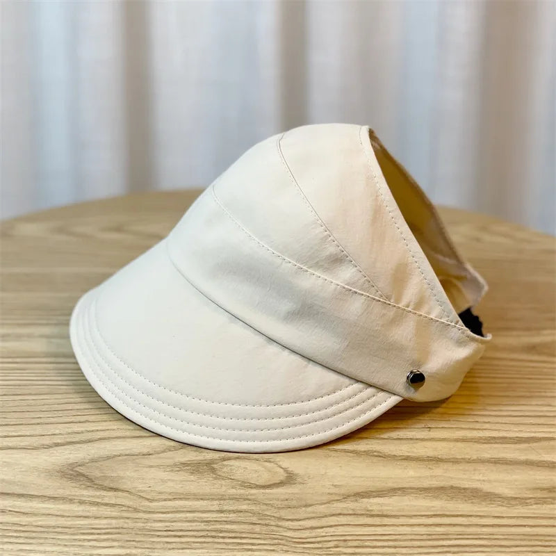 Breitrandiger Sommerhut offen für Pferdeschwänze mit Maskenschnallen