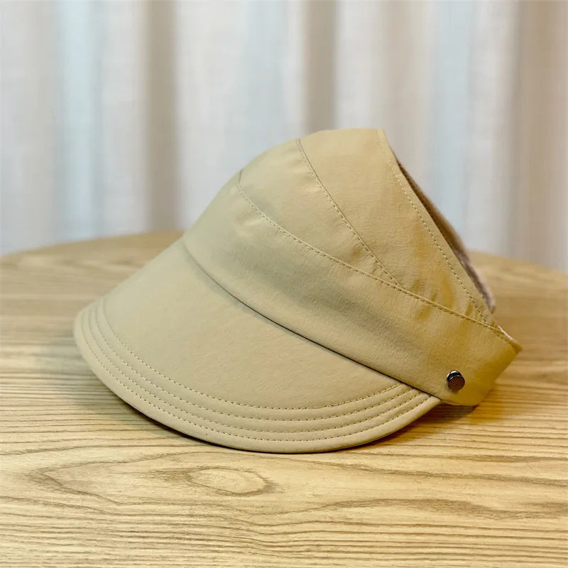Breitrandiger Sommerhut offen für Pferdeschwänze mit Maskenschnallen