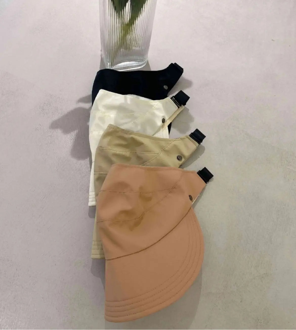 Breitrandiger Sommerhut offen für Pferdeschwänze mit Maskenschnallen