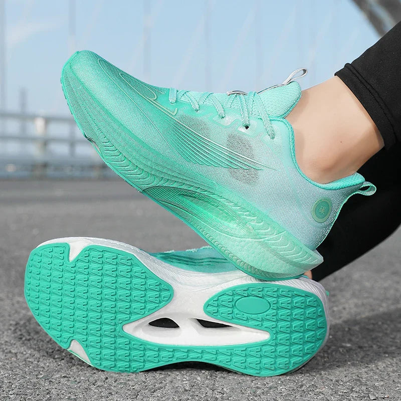 Ultraleichter Laufschuh mit atmungsaktivem Obermaterial und stabilem Design