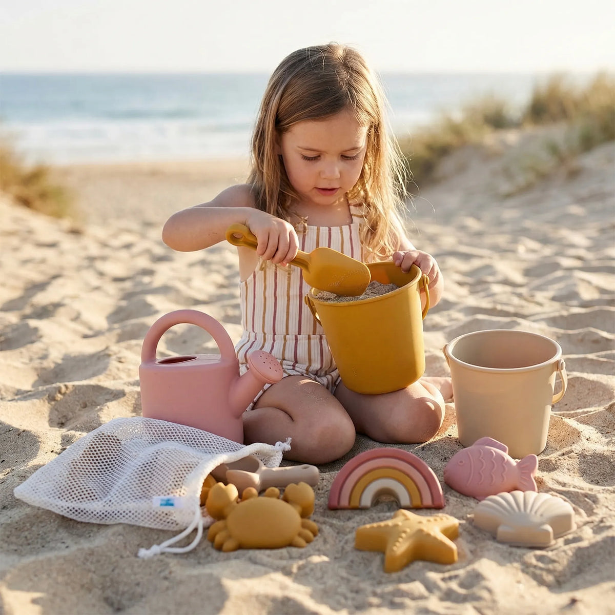 Strandspielzeug-Set für Kinder mit Eimer, Schaufel und Meerestier-Förmchen