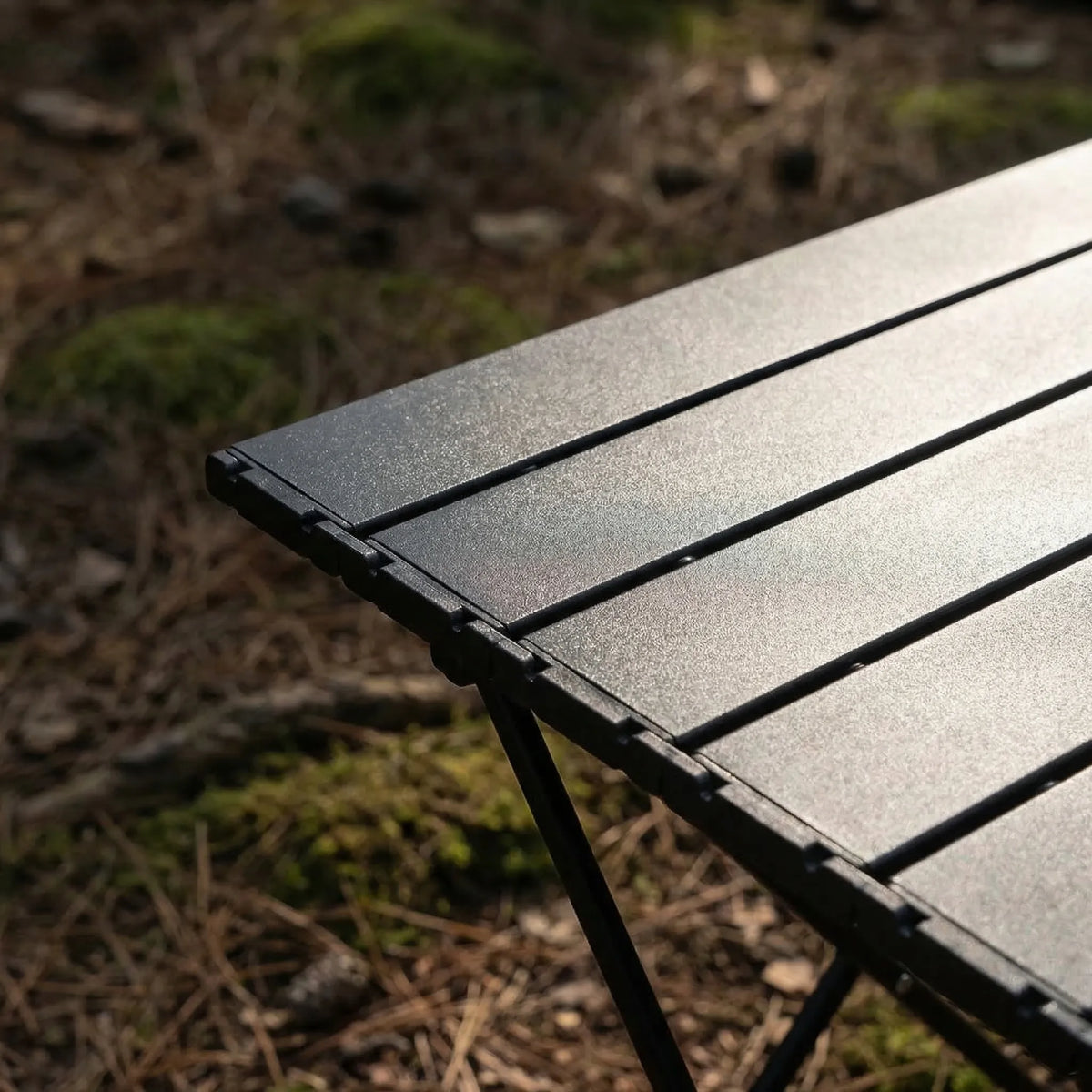 Leichter Campingtisch faltbar mit Lamellenfläche und Tragetasche