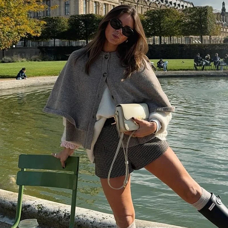 Verkürzter Cape-Cardigan mit Knopfleiste und gerippten Kanten