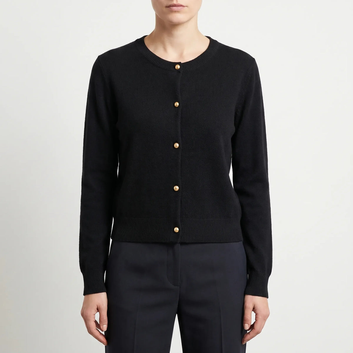 Feinstrick-Strickjacke mit Knopfleiste und Rundhalsausschnitt