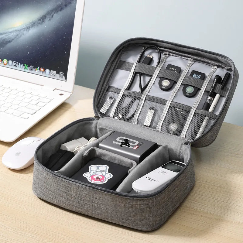 Spritzwasserschützter Kabel-Organizer mit gepolsterten Fächern und Mesh-Taschen