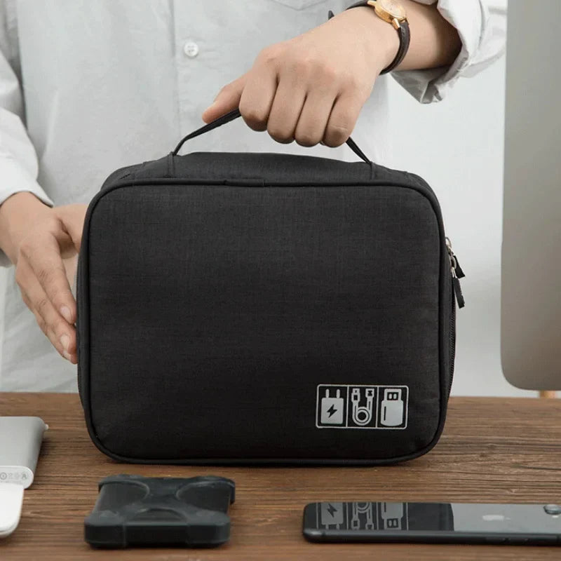 Spritzwasserschützter Kabel-Organizer mit gepolsterten Fächern und Mesh-Taschen
