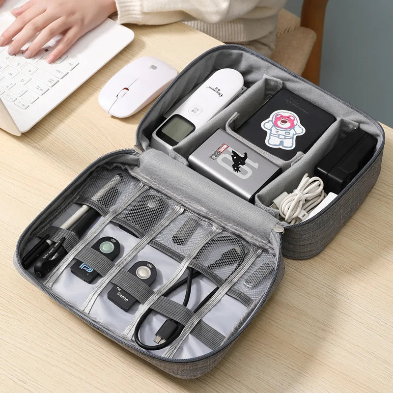 Spritzwasserschützter Kabel-Organizer mit gepolsterten Fächern und Mesh-Taschen