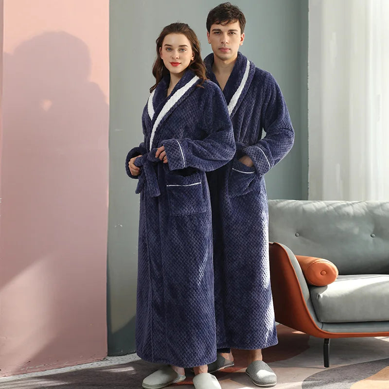Langer Plüsch-Bademantel mit Schalskragen und Taschen
