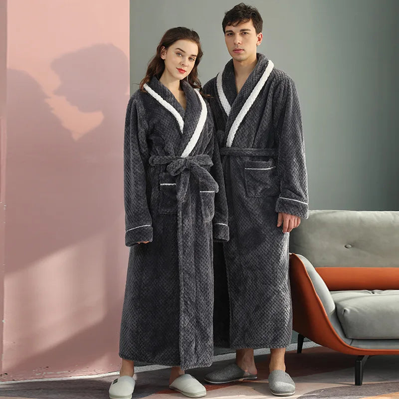 Langer Plüsch-Bademantel mit Schalskragen und Taschen