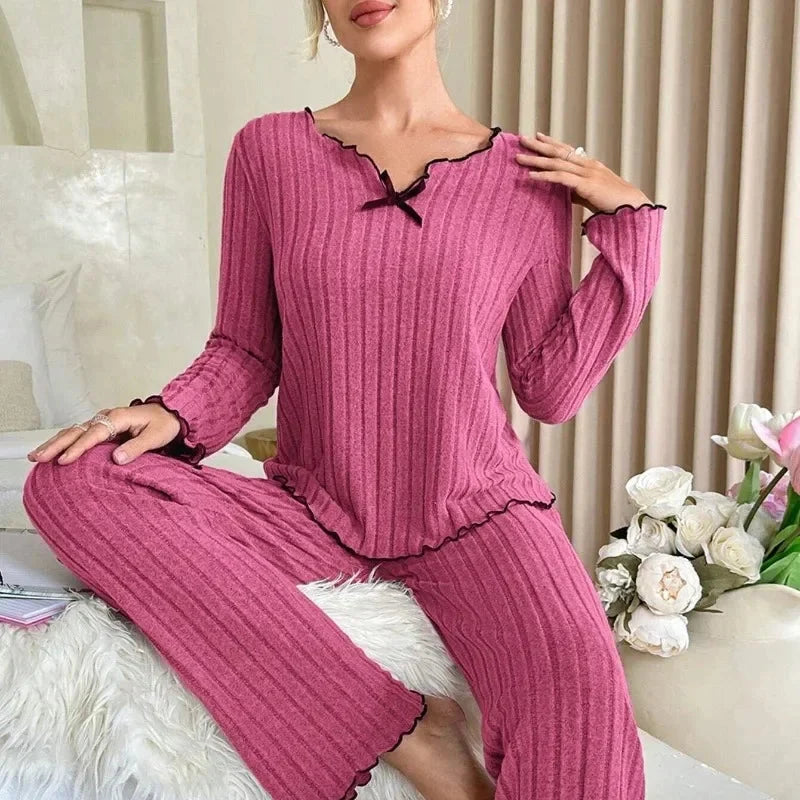 Gerippter Langarm-Pyjama-Set mit V-Ausschnitt und welligem Saum