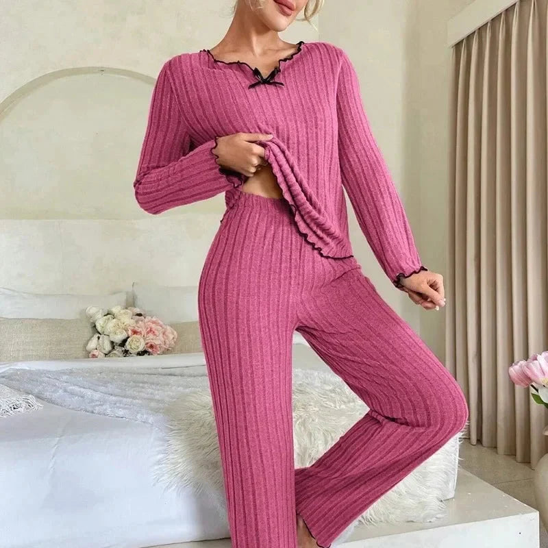Gerippter Langarm-Pyjama-Set mit V-Ausschnitt und welligem Saum