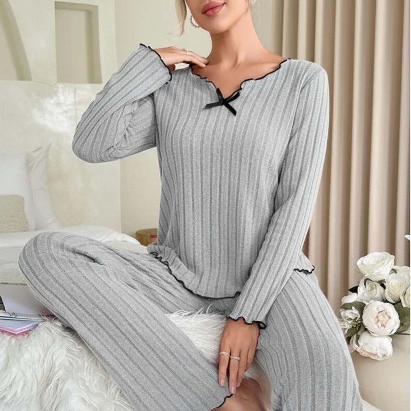 Gerippter Langarm-Pyjama-Set mit V-Ausschnitt und welligem Saum