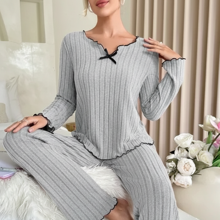 Gerippter Langarm-Pyjama-Set mit V-Ausschnitt und welligem Saum