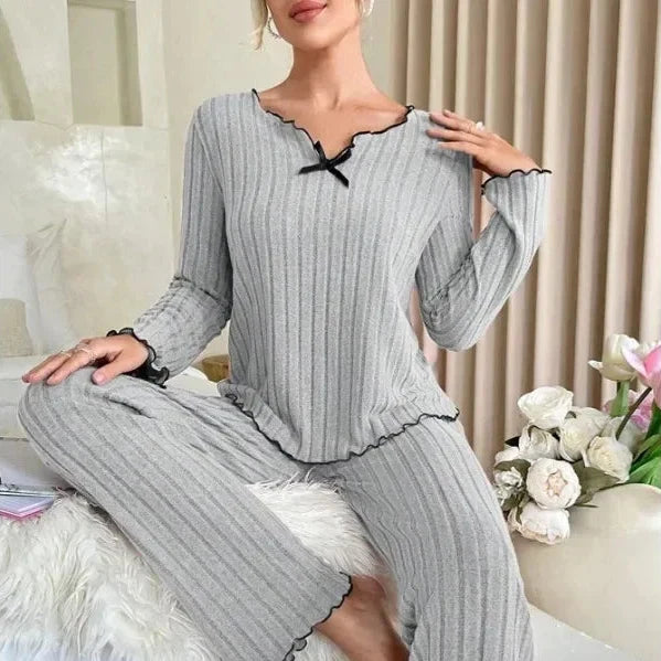 Gerippter Langarm-Pyjama-Set mit V-Ausschnitt und welligem Saum