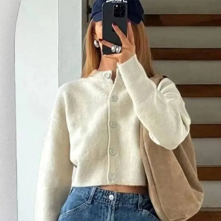 Kurz geschnittene Strickjacke mit Knopfleiste und Rundhals