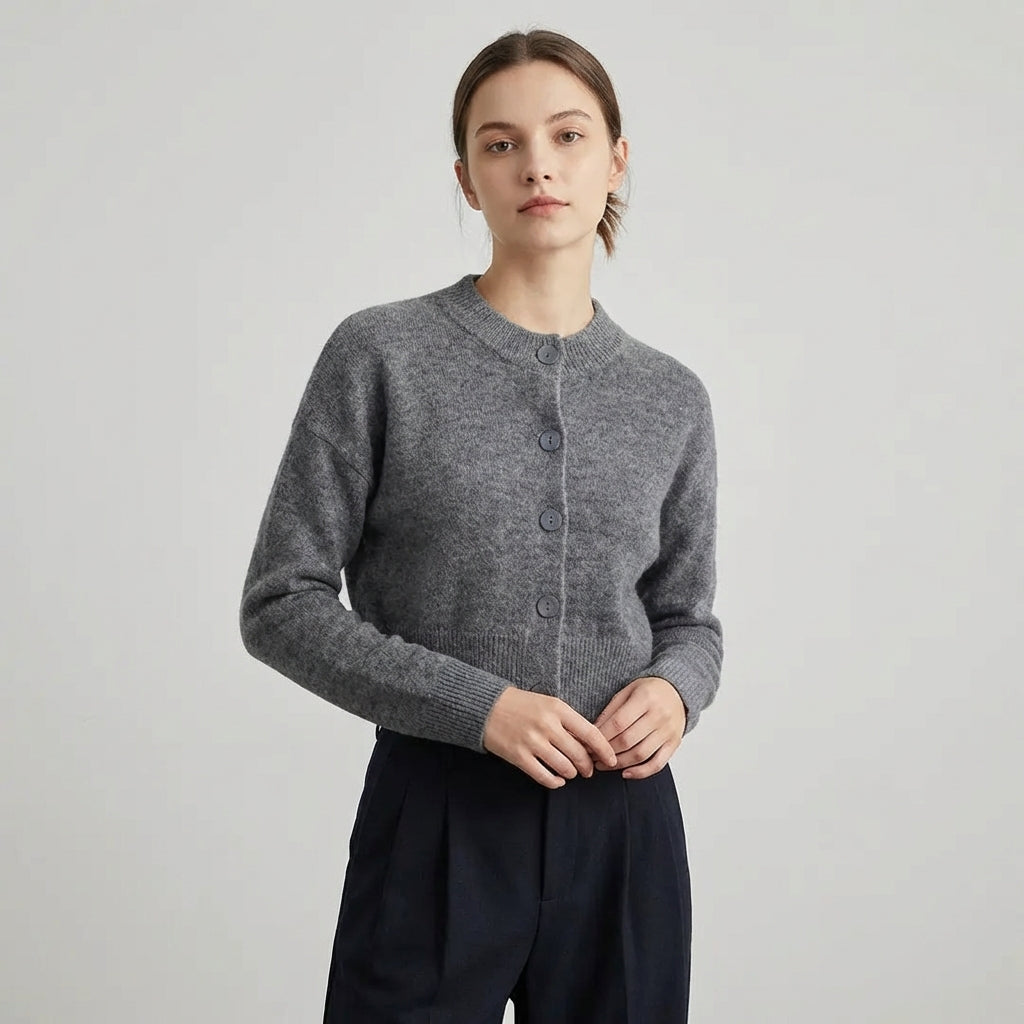 Kurz geschnittene Strickjacke mit Knopfleiste und Rundhals