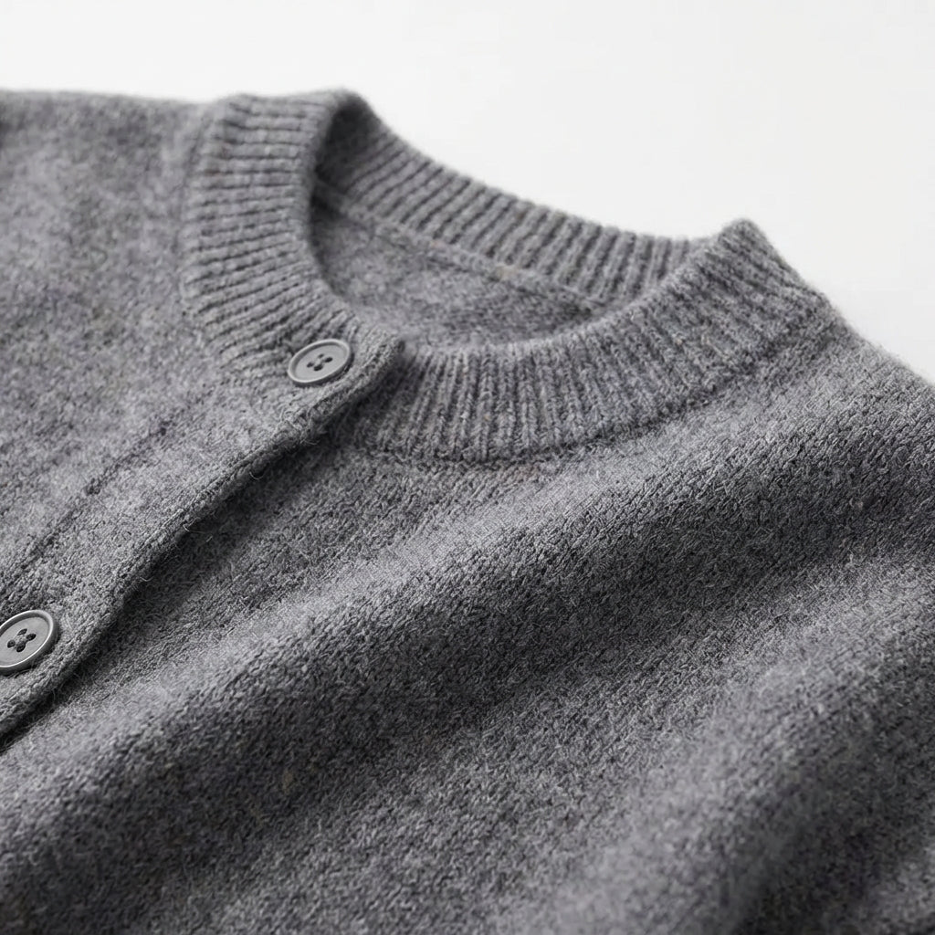 Kurz geschnittene Strickjacke mit Knopfleiste und Rundhals